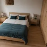 Chambre vue d’en haut avec un lit double au centre, deux chevets et des passages dégagés de chaque côté et au pied du lit