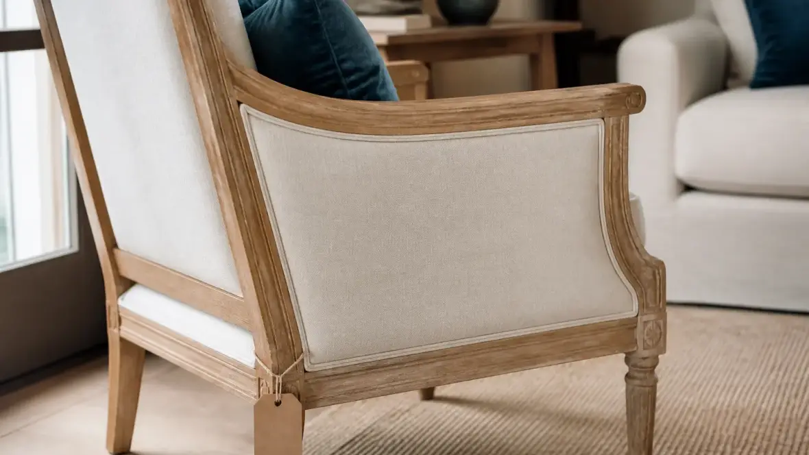 Étiquette en carton accrochée par une ficelle au pied d’un fauteuil en bois