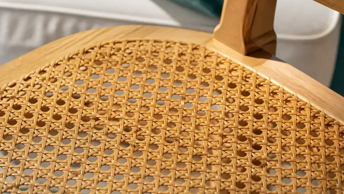 Assise de chaise en hêtre garnie d’un cannage à maille octogonale en canne de rotin couleur miel