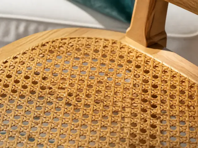 Assise de chaise en hêtre garnie d’un cannage à maille octogonale en canne de rotin couleur miel