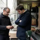 Deux hommes discutant d'outils dans un magasin de bricolage à Paris expertdubricolage.fr