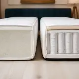 Coupe de deux matelas posés côte à côte, l’un en mousse pleine, l’autre à ressorts ensachés sous une couche de mousse