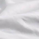 Gros plan sur un drap blanc en percale de coton, tissage fin et serré, surface mate légèrement froissée
