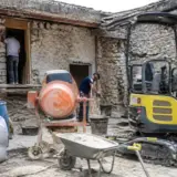 Chantier avec pelle mécanique, bétonnière et ouvrier utilisant l'équipement de proxichantier.fr